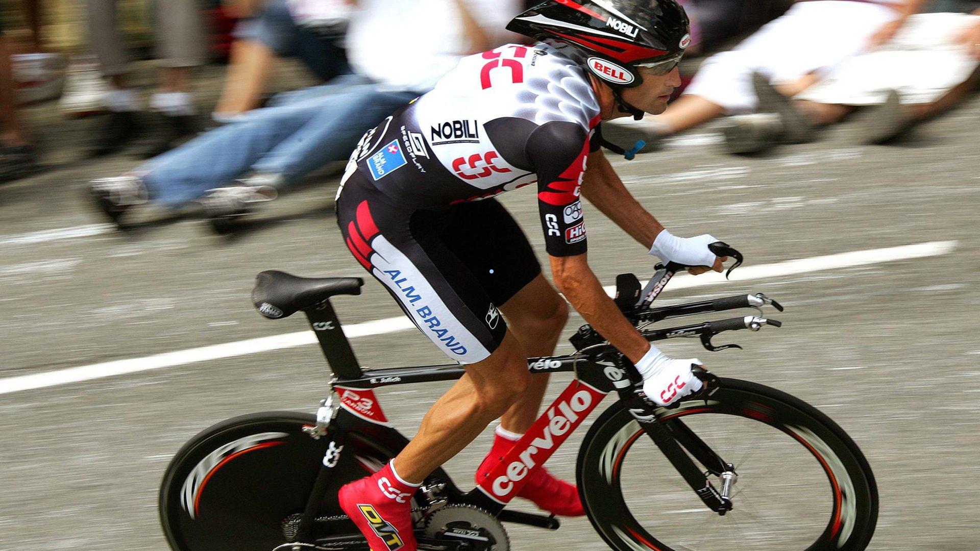 马内赛后与萨拉赫温情相拥，祝福Good luck彰显兄弟情谊